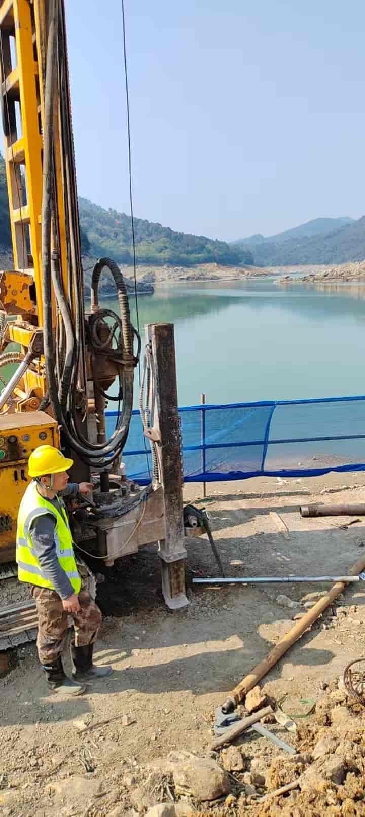 水库帷幕灌浆钻孔